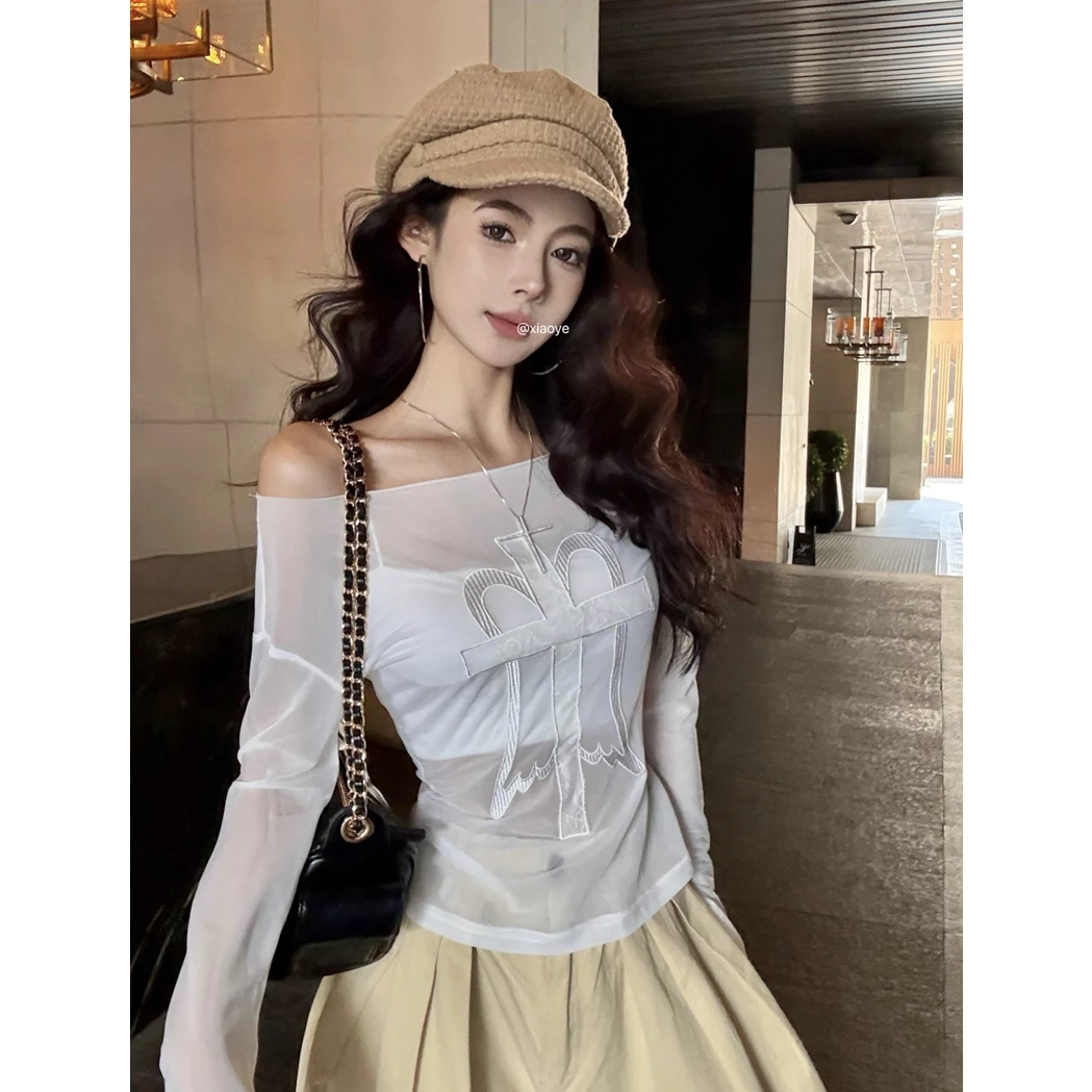 白色纯欲辣妹一字肩透视绣花长袖T恤夏季女修身薄款打底罩衫上衣