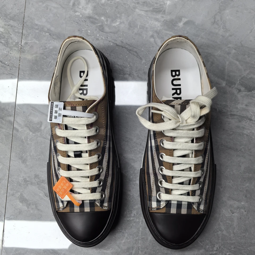 全新未使用 BURBERRY/博柏利 瑕疵品男士格纹休闲鞋/B5100