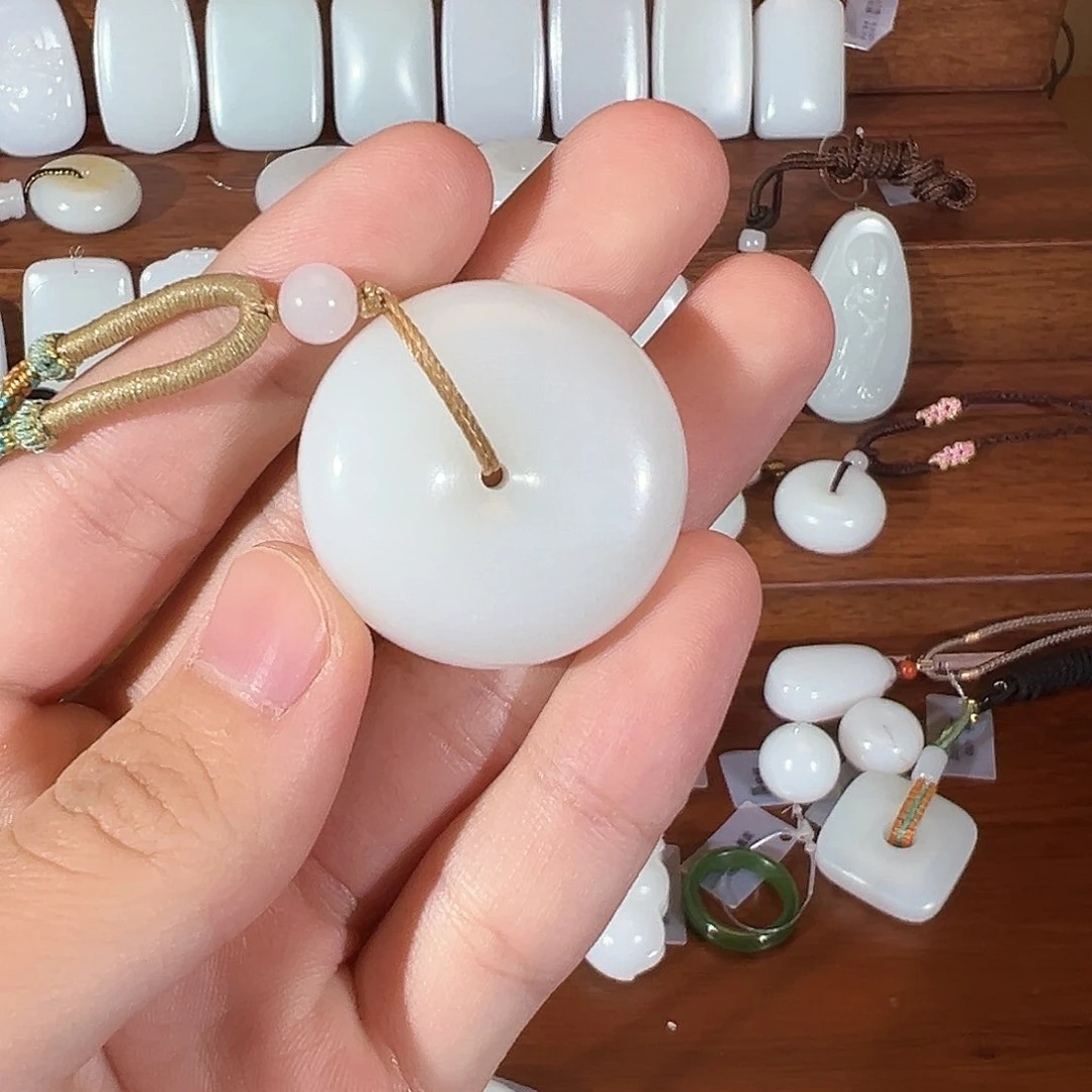 颈饰未镶嵌和田玉（糖玉）小****)