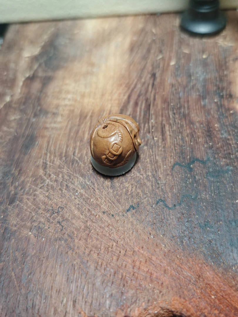 龙纹桃核手工雕刻，钱袋子