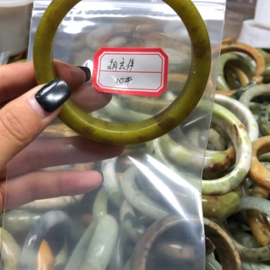 未镶嵌蛇纹石玉手镯胡*伟