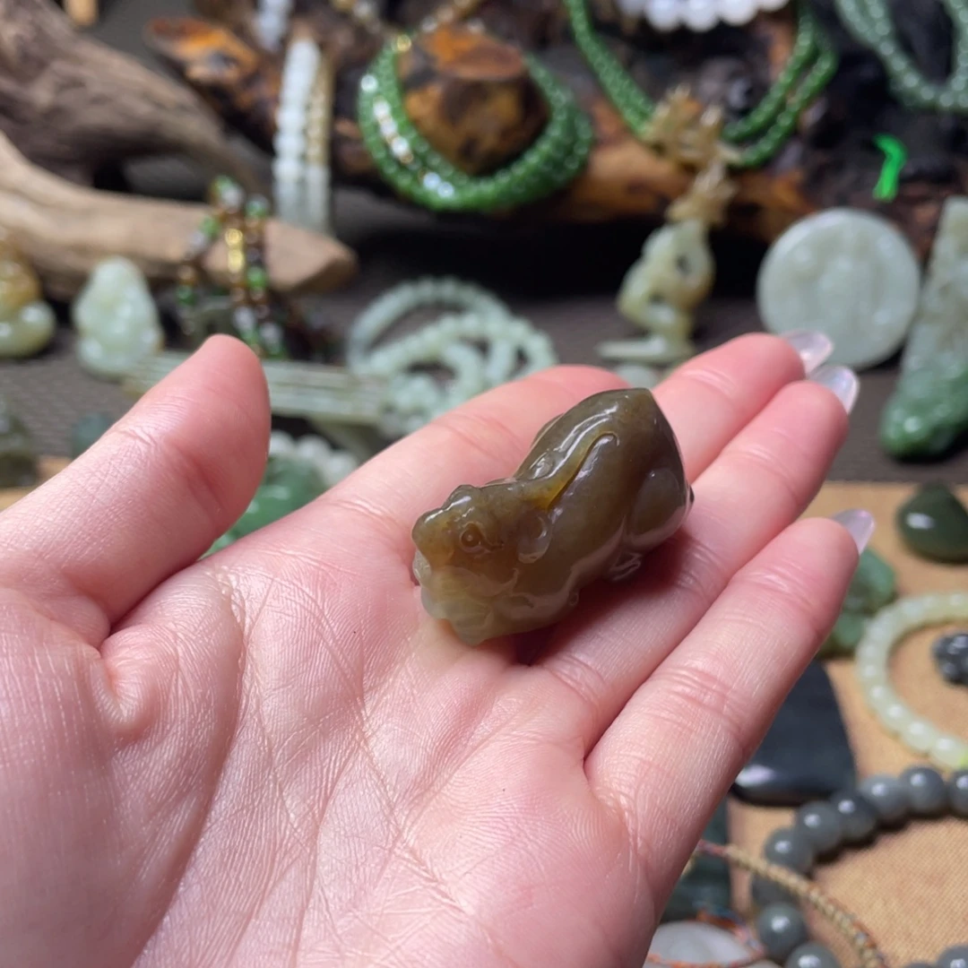 和田玉未镶嵌颈饰糖貔貅