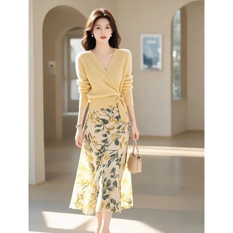 今年流行的漂亮春秋气质2025超火高知风黄色针织衫两件套装裙