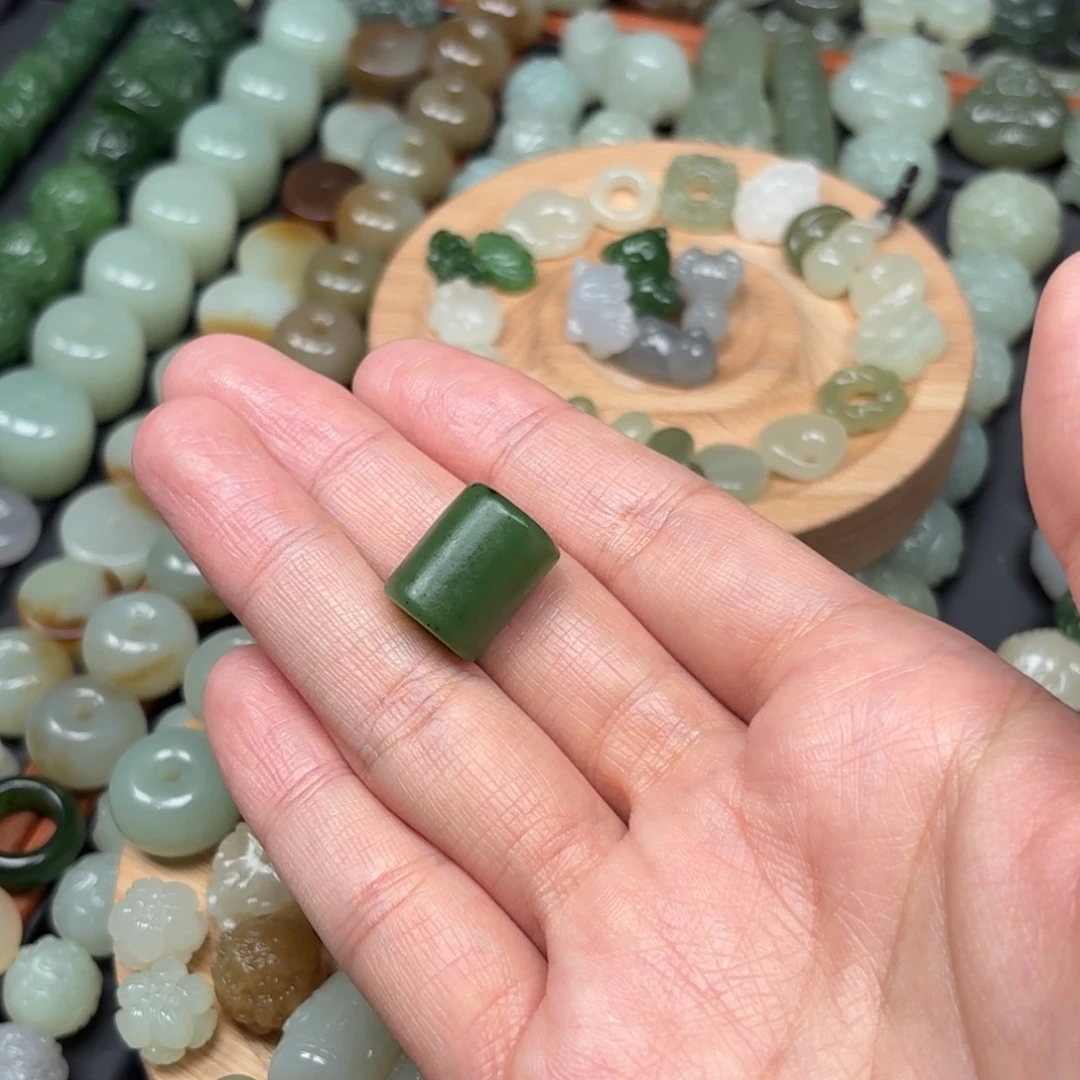 小***茜和田玉未镶嵌颈饰