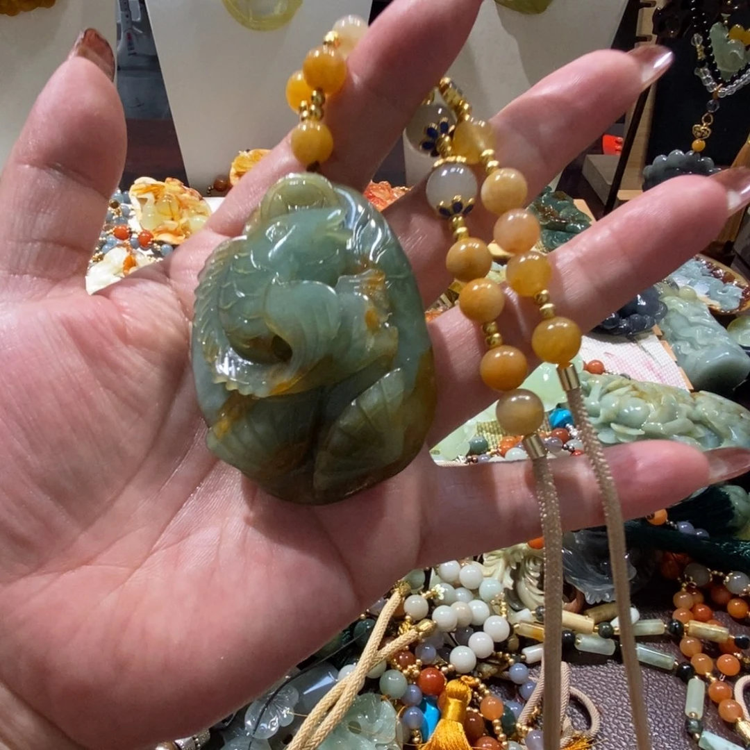 蛇纹石玉未镶嵌颈饰