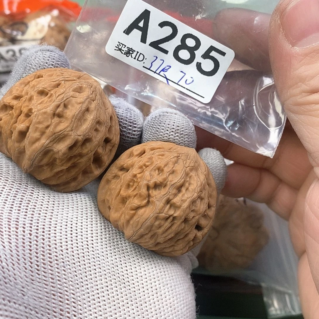 桃核把件兴**然铁锤。