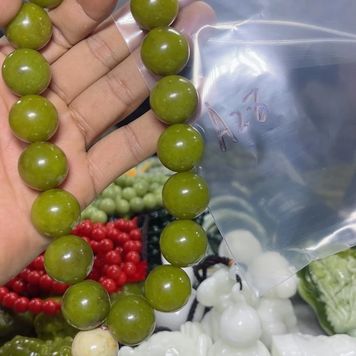 蛇纹石玉项链未镶嵌战*