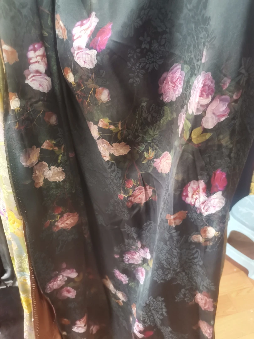 人丝黑底小玫瑰花服装面料