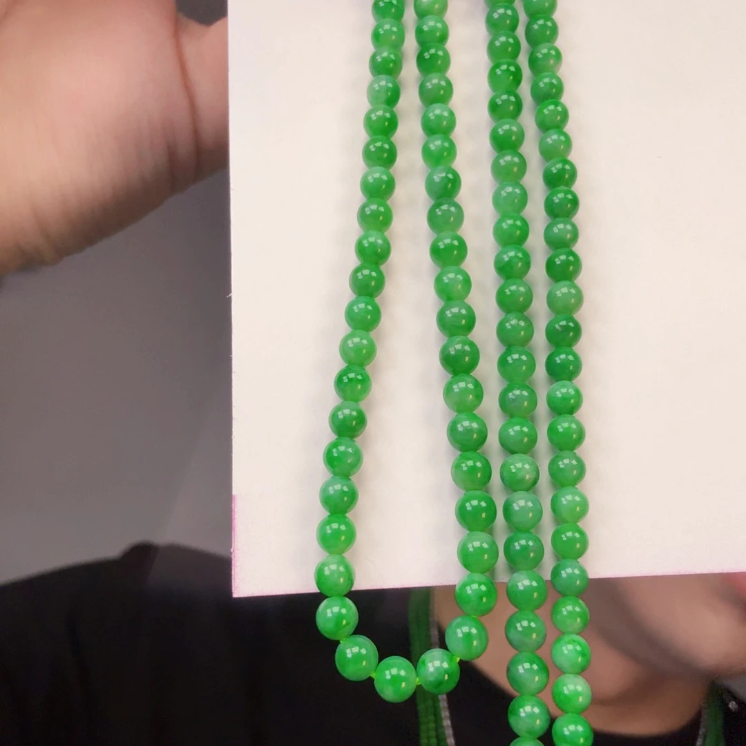 翡翠未镶嵌颈饰一件