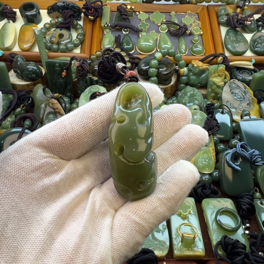 岫岩老玉（透闪石质玉）未镶嵌颈饰