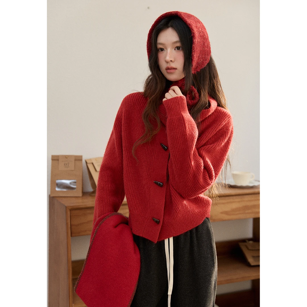 谜秀新品复古红牛角扣毛衣女2025冬季北极绒慵懒针织衫