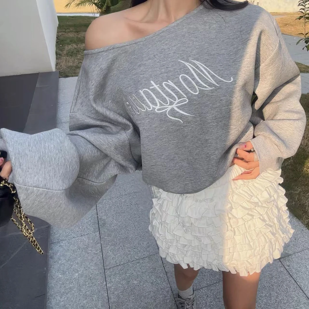 曼曼【韩系腔调~】韩版字母蝴蝶结刺绣斜肩露肩长袖卫衣