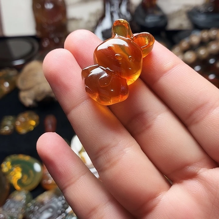 琥珀未镶嵌颈饰..