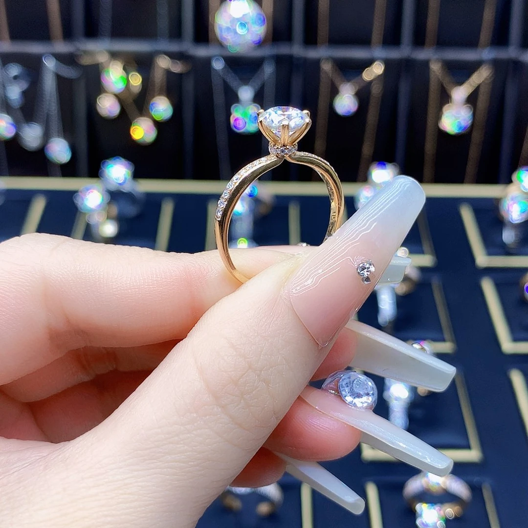 18K金镶嵌合成碳硅石（莫桑石）戒指/指环?