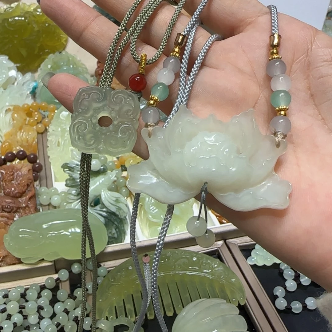 未镶嵌蛇纹石玉吊坠