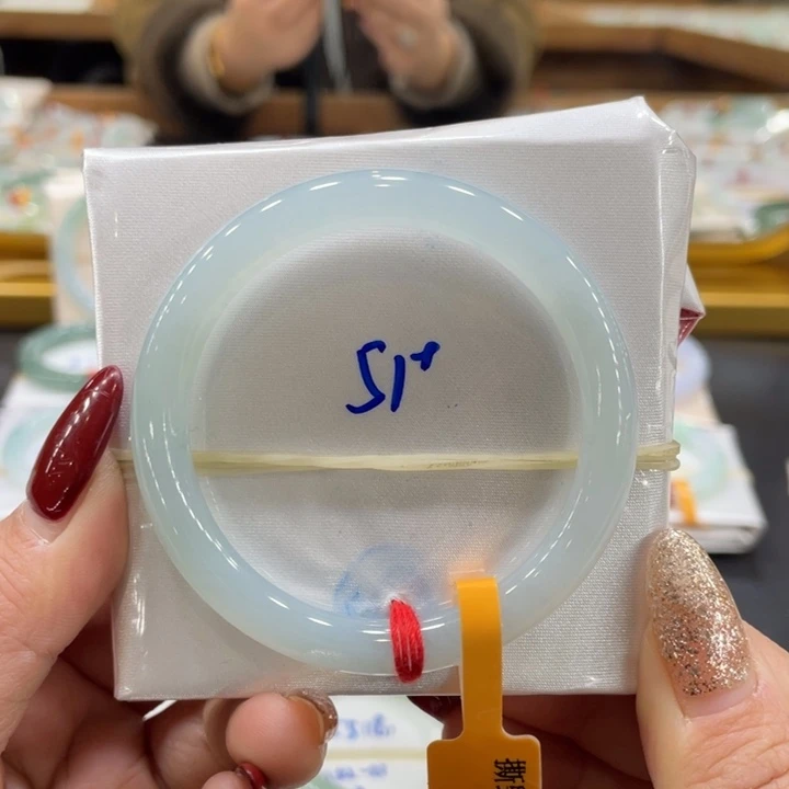 翡翠手镯未镶嵌翡翠