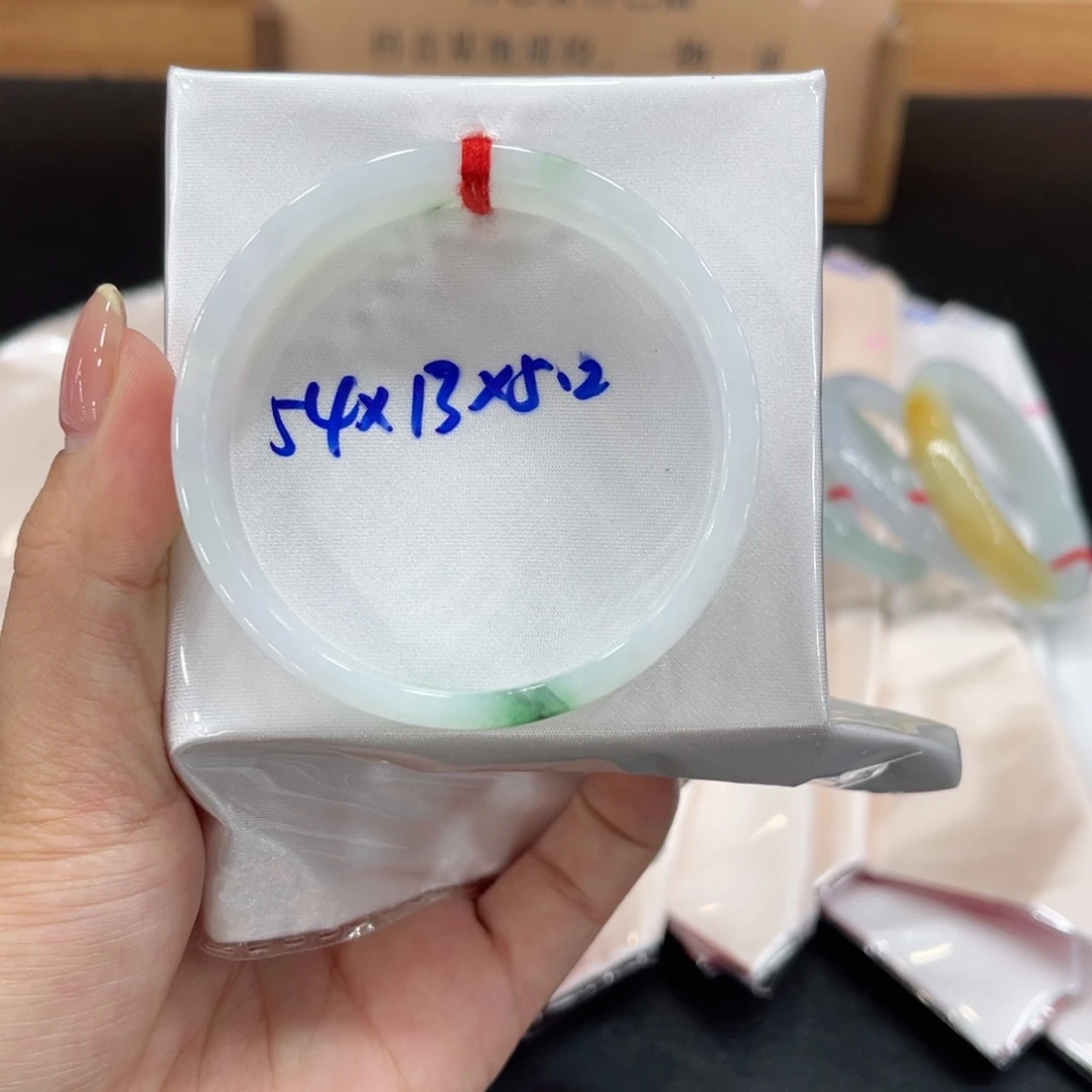 翡翠手镯未镶嵌翡翠