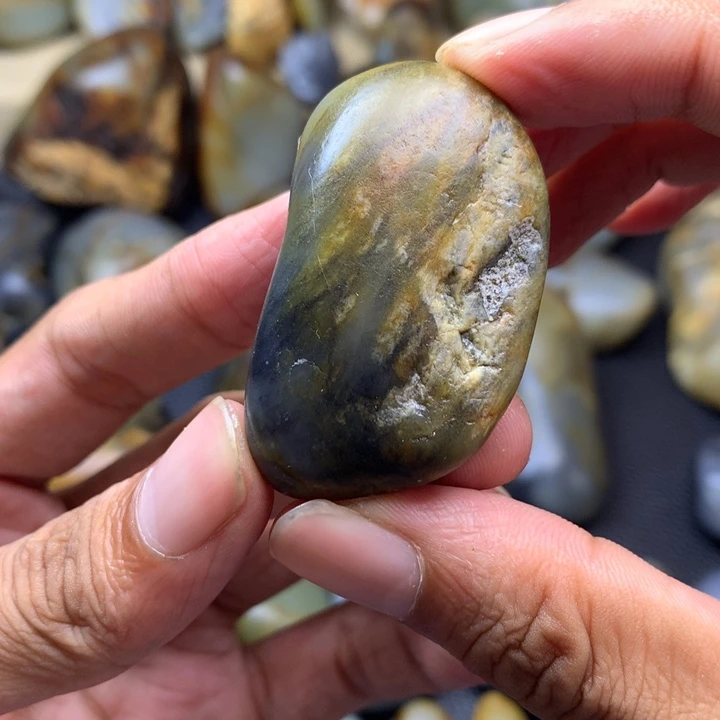 和田玉未镶嵌颈饰绿**山