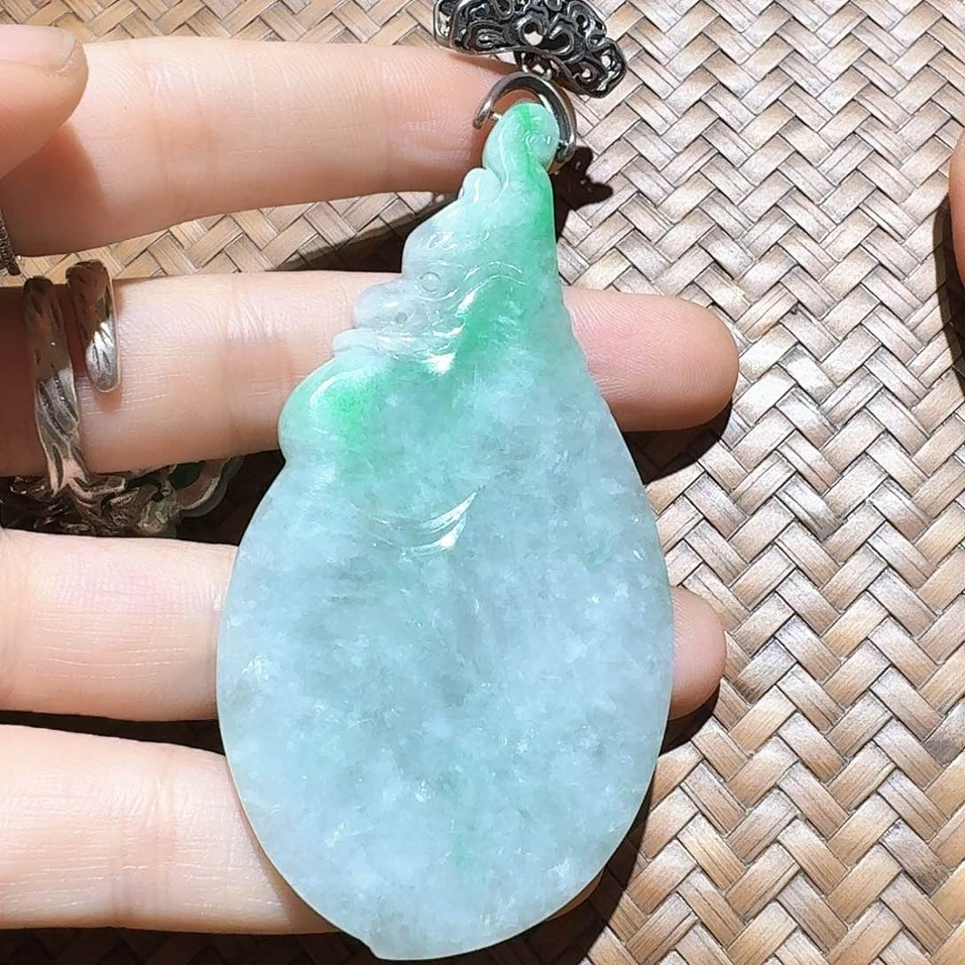 颈饰未镶嵌翡翠个性十足