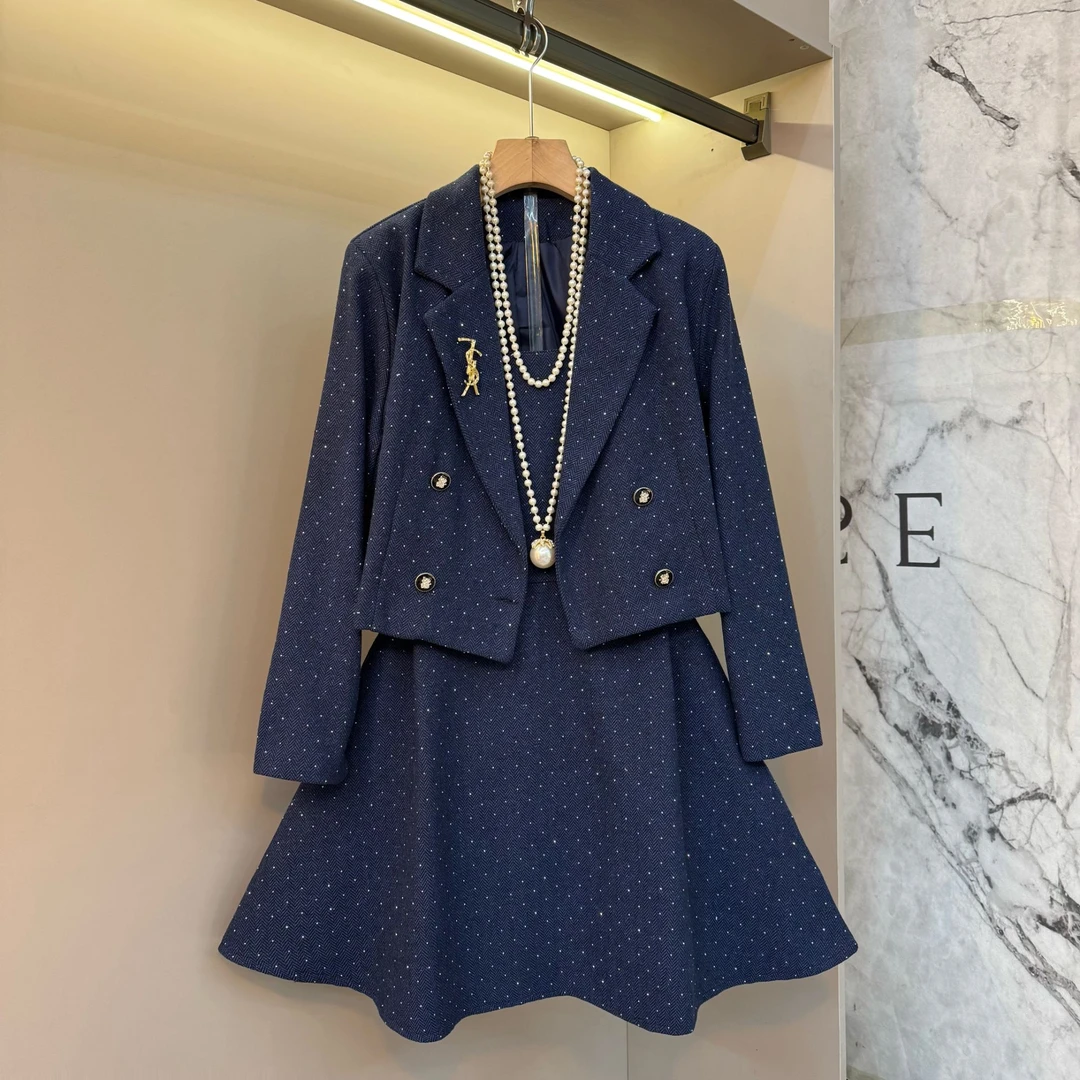 2025早秋款设计小香风别致高级两砖名媛气质时尚外套+吊带裙7352