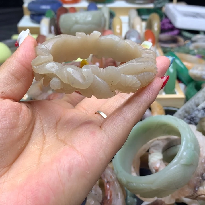 石英质玉手镯未镶嵌是*哈