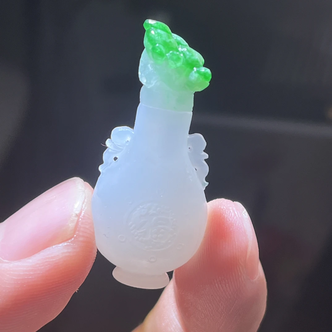 天然缅甸A货翡翠冰胶带正阳绿立体雕花瓶平平安安毛货买断需抛光