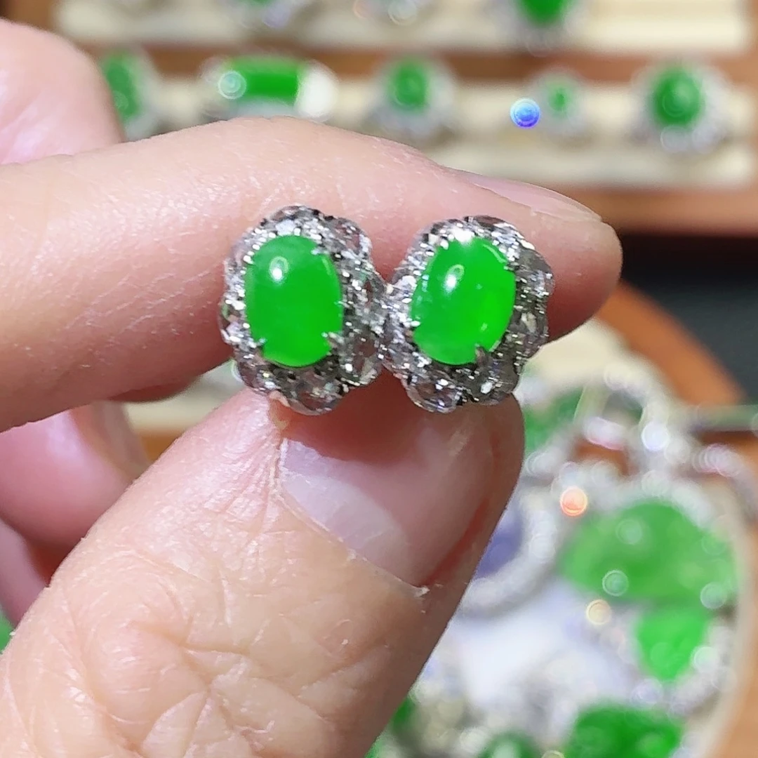 小***运翡翠18K金镶嵌耳饰蛋面耳钉