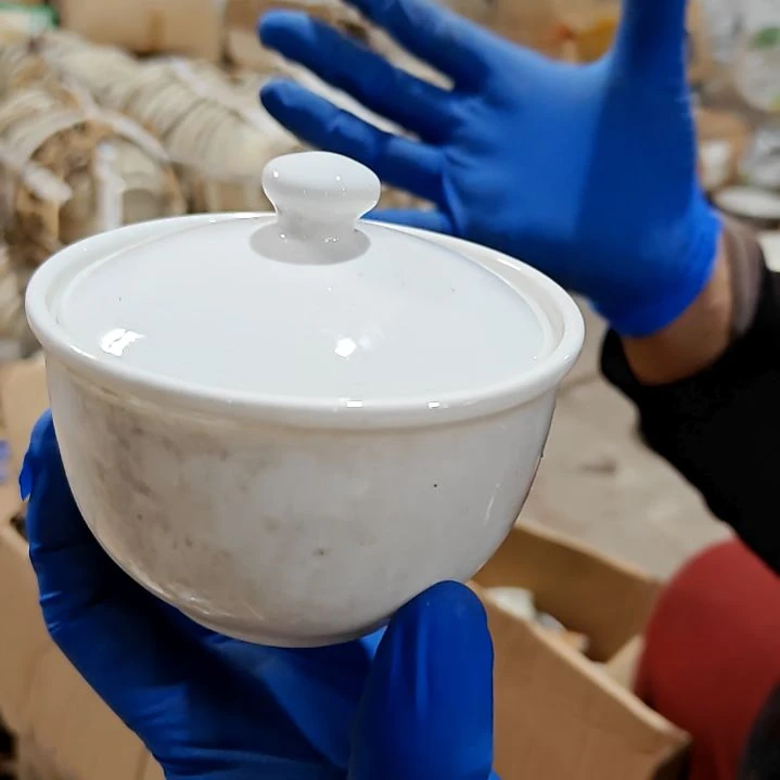 盘子碗茶壶啥都有