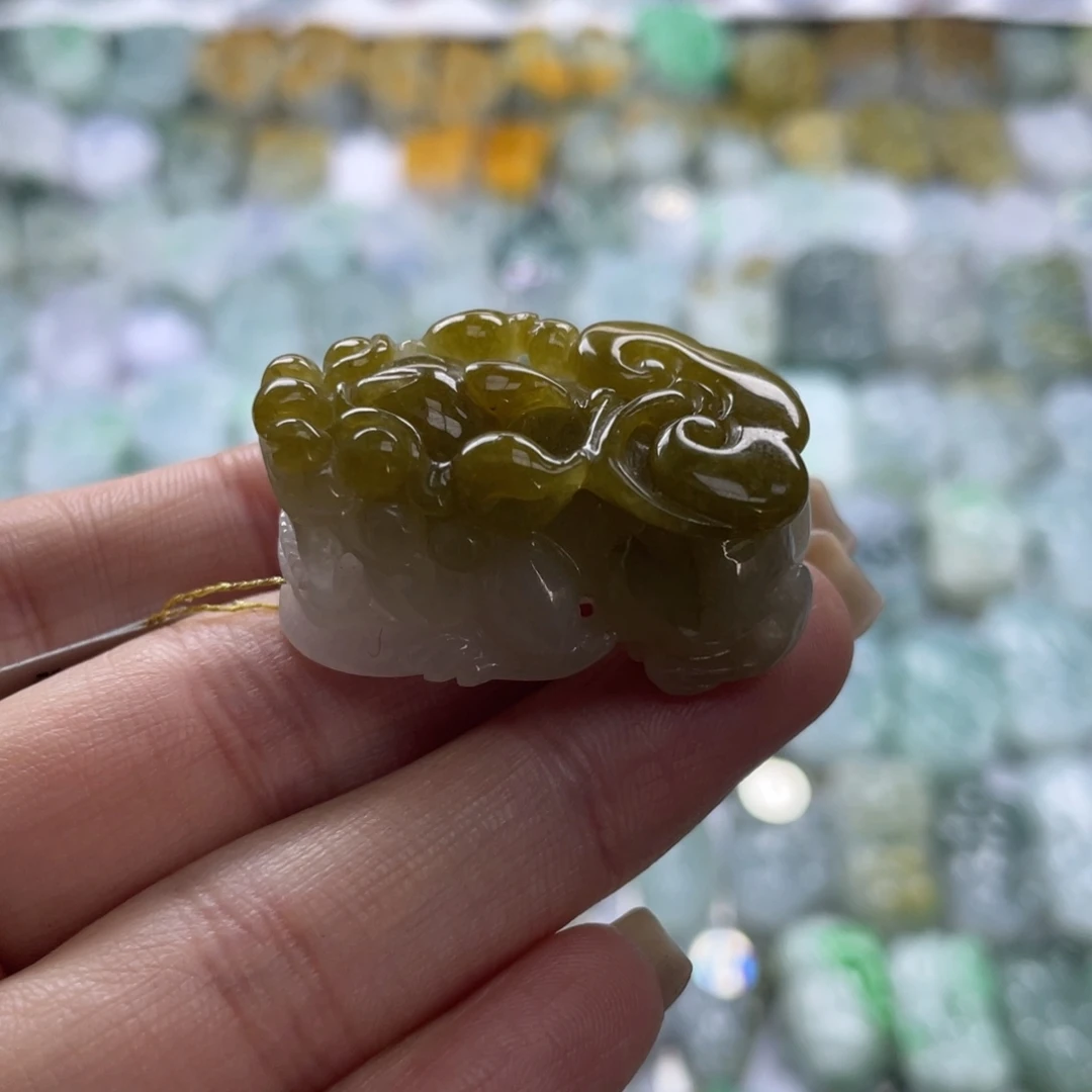 翡翠未镶嵌颈饰貔貅