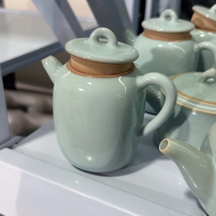 微瑕天青高四方壶