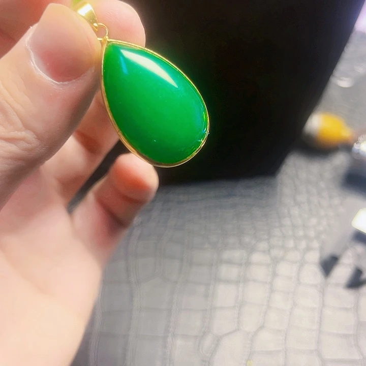 颈饰18K金镶嵌翡翠