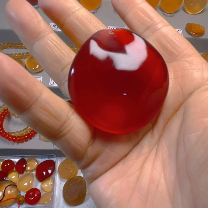 珐琅非金属青鱼石吊坠红色