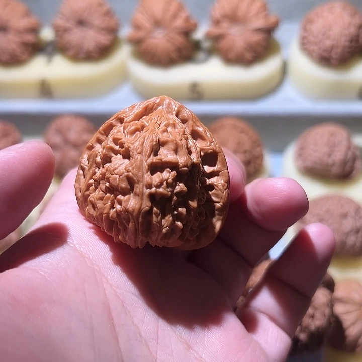 文玩核桃把件一****.三角白一只42