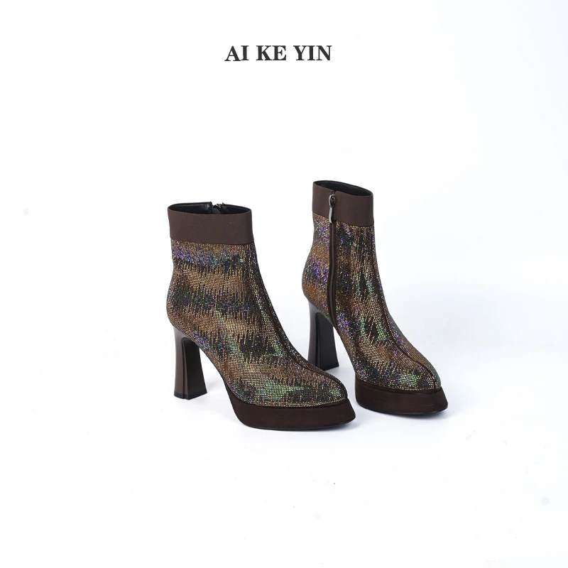 【艾珂茵】秋冬新款尖头防水台侧拉链粗跟满钻拼接面时装短靴薄绒