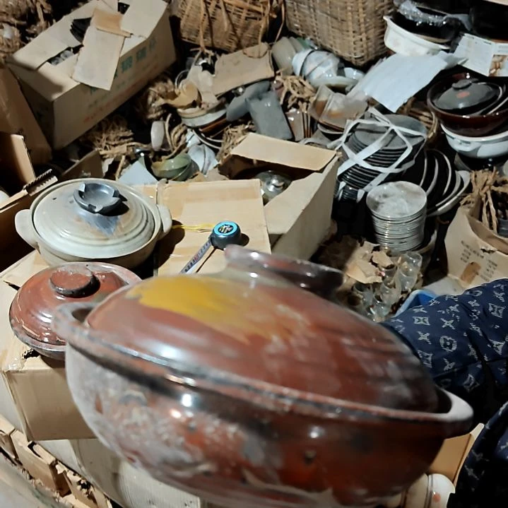 摆件盘子碗茶壶啥都有