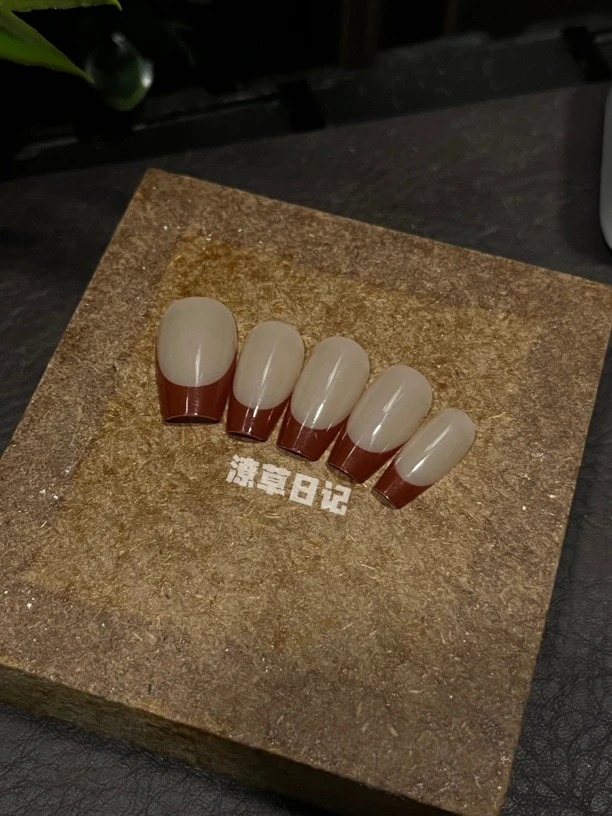 红色法式短杏仁短梯穿戴甲10片装