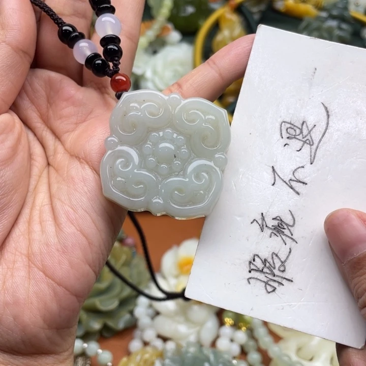 蛇纹石玉吊坠合金