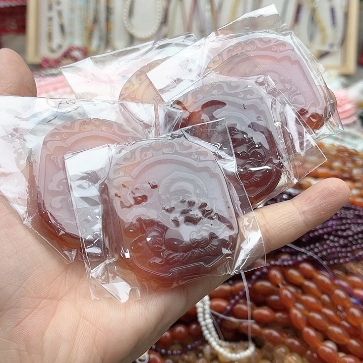 玛瑙/玉髓珠宝半成品未镶嵌一个玛瑙雕刻佛吊坠随机发