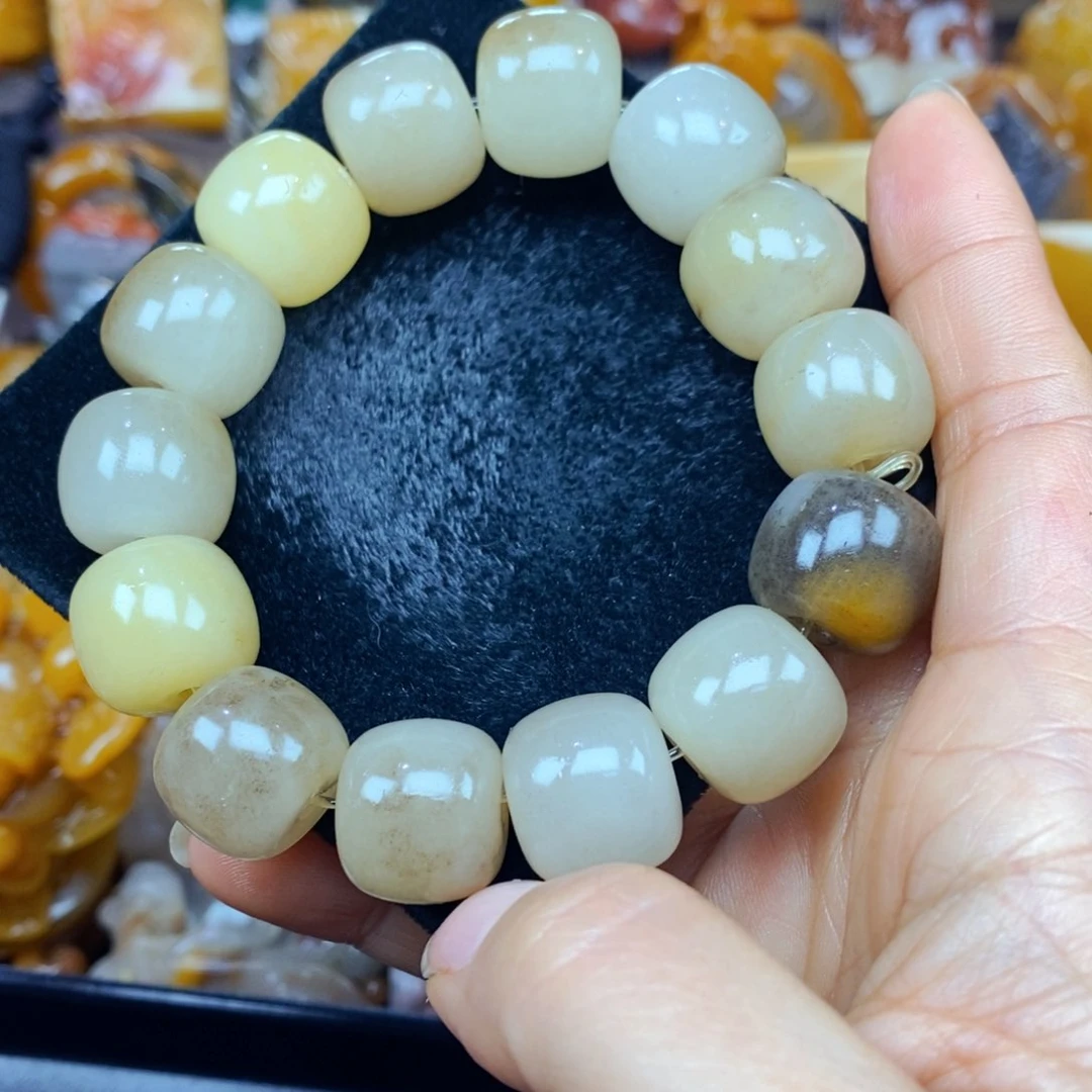未镶嵌石英质玉（黄龙玉）颈饰