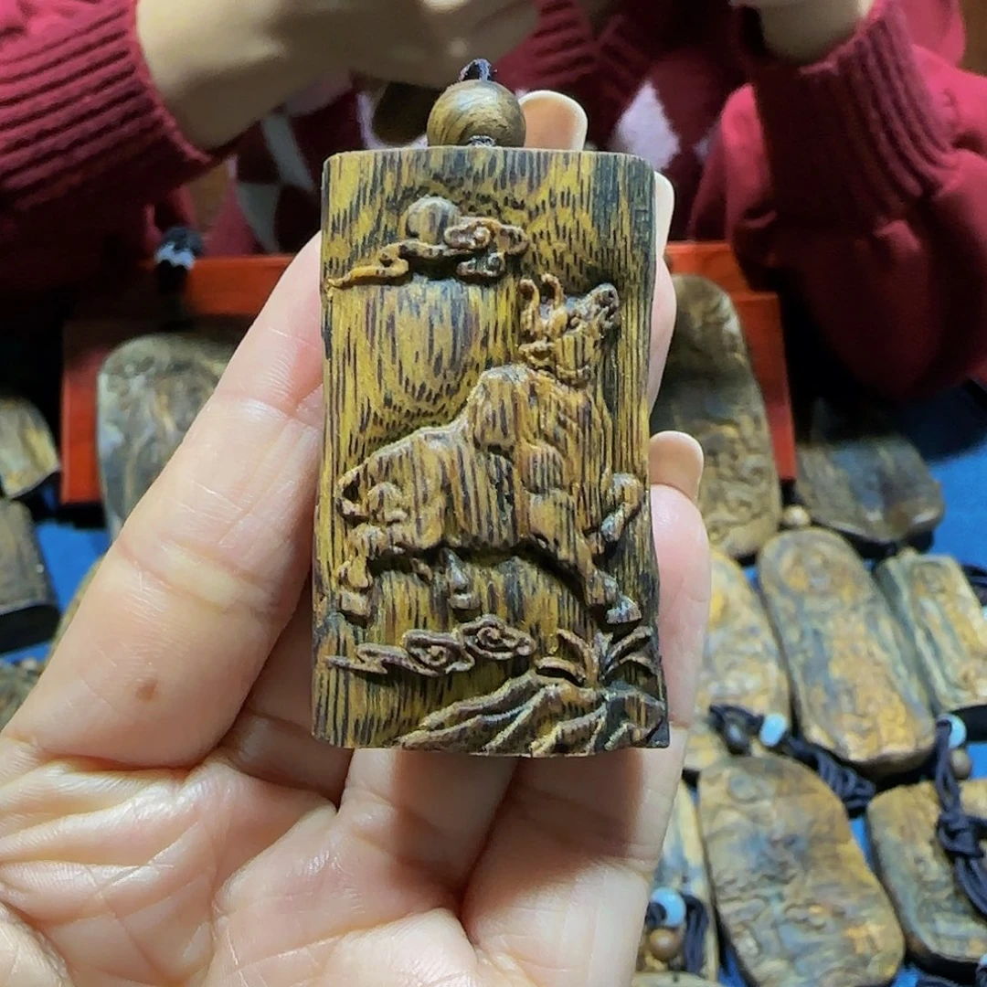 沉香吊坠畅*海南白奇乌身金丝油雕刻金牛带绳13.5克