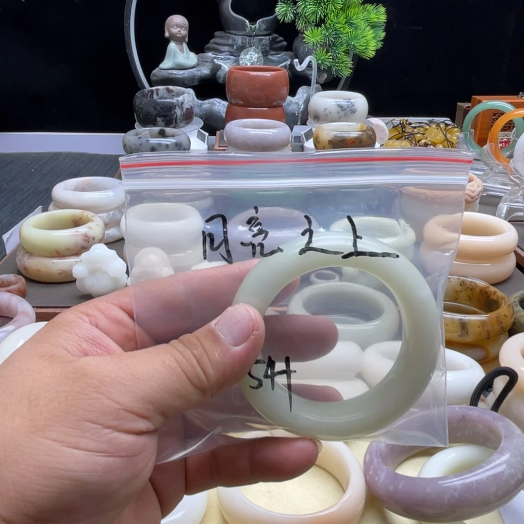 月***上石英质玉（佘太翠）未镶嵌手镯