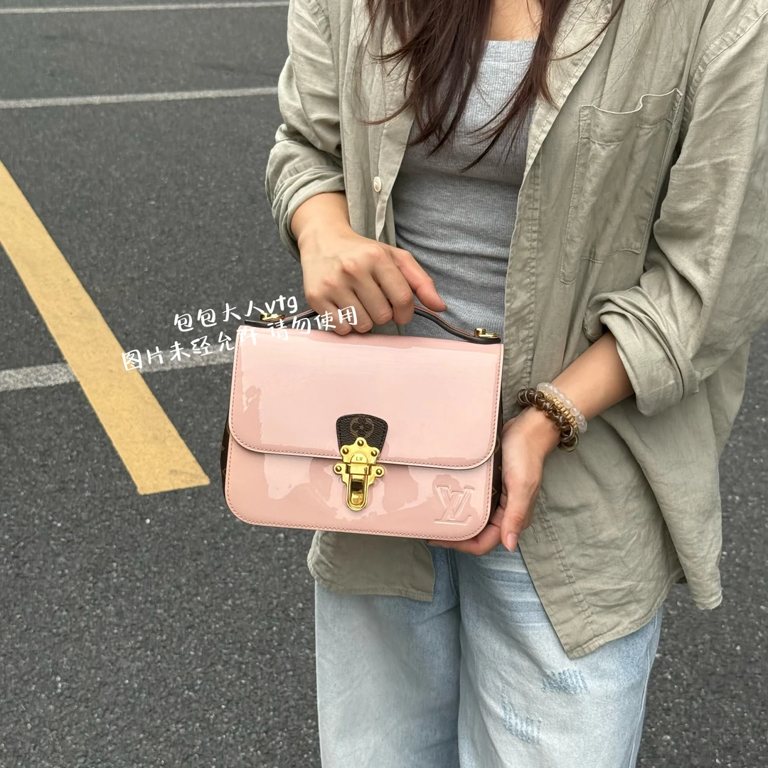 95新 LouisVuitton/路易威登 樱花粉信封邮差单肩包