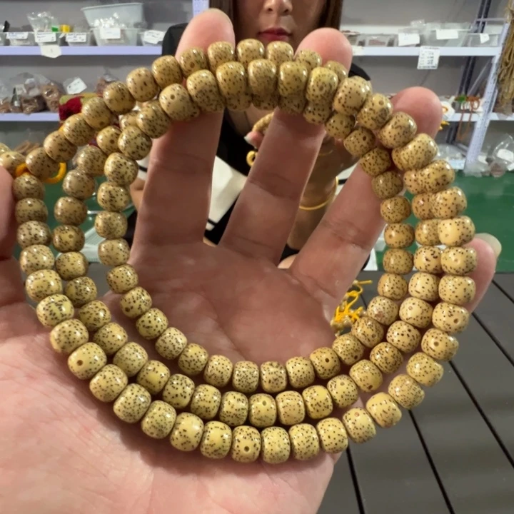 星月菩提手串鸡油黄9×8左右108颗