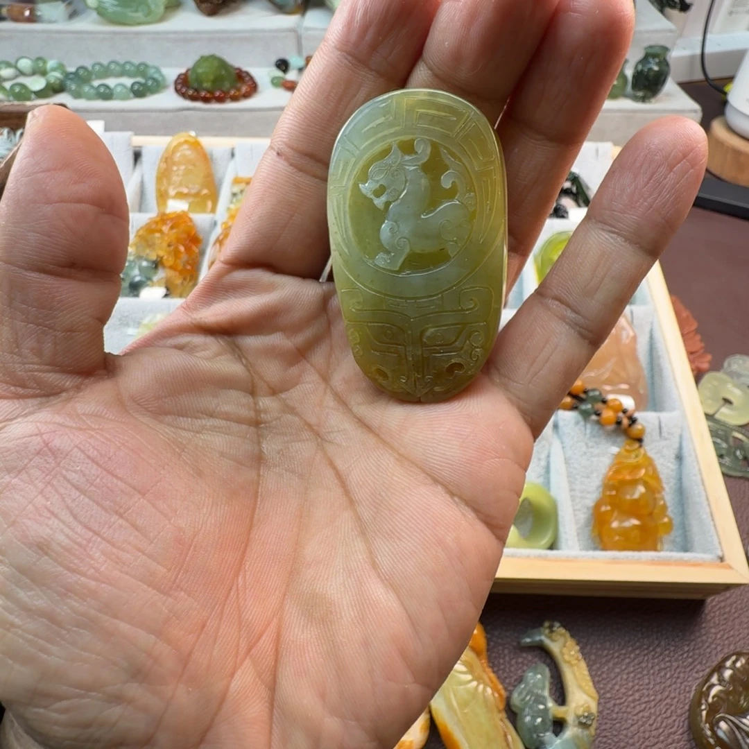 蛇纹石玉未镶嵌颈饰