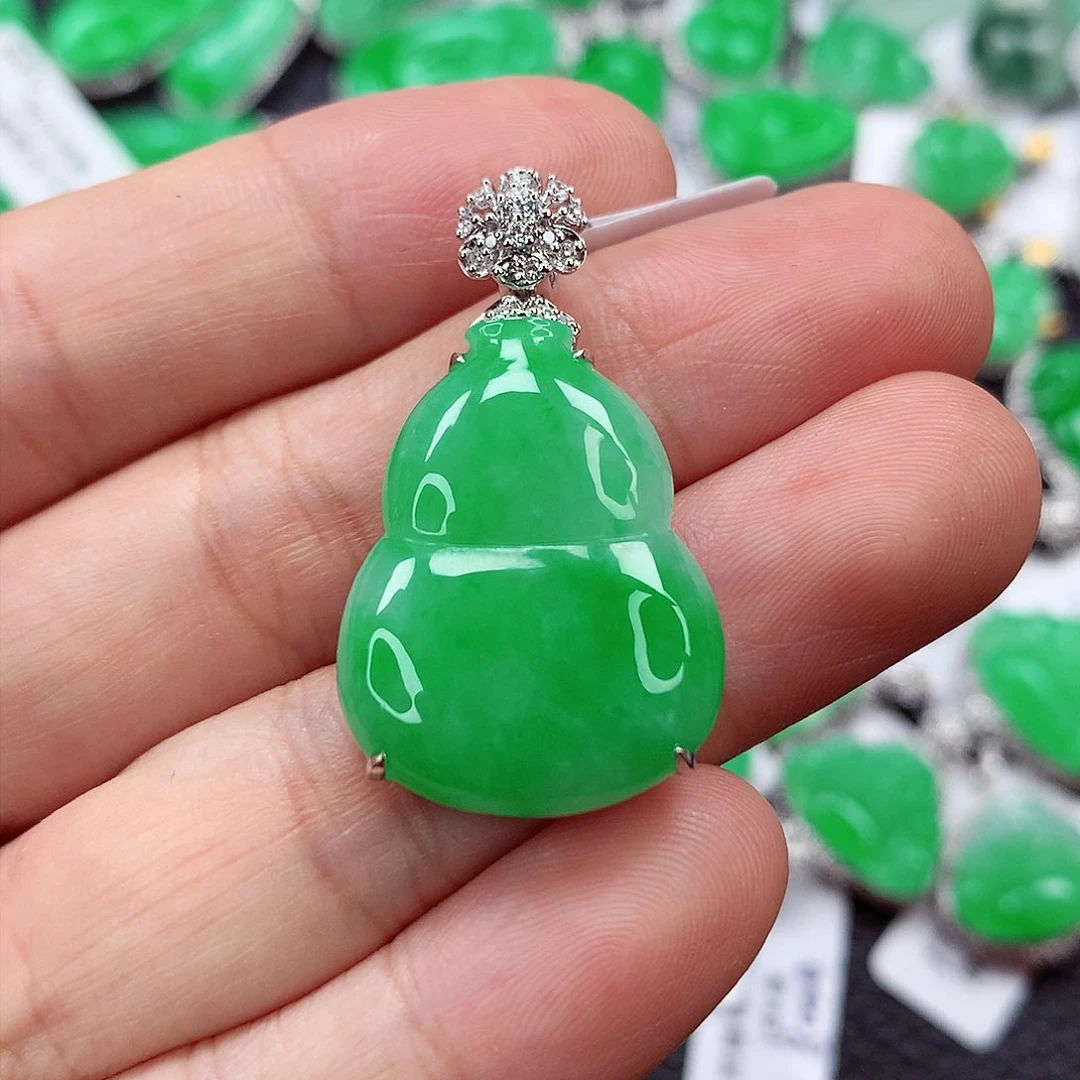 翡翠18K金镶嵌颈饰满绿饱满葫芦