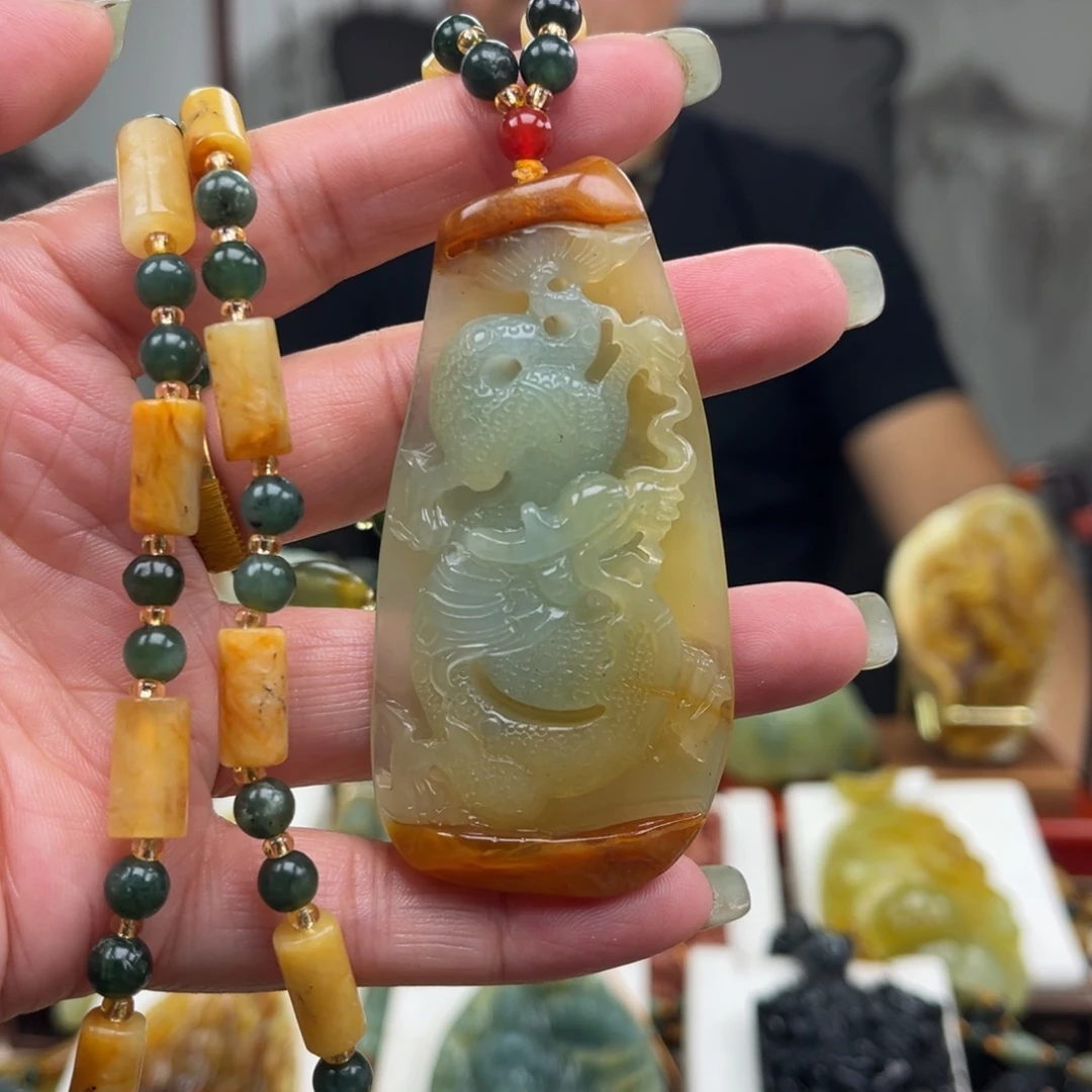 蛇纹石玉合金颈饰挂件