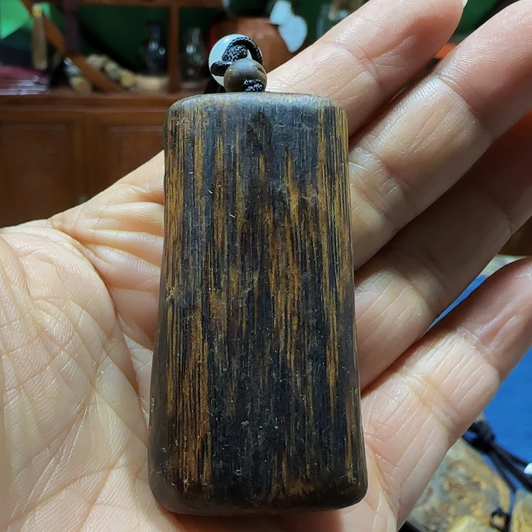 沉香沉香碎屑海南白奇乌身老料带绳12克