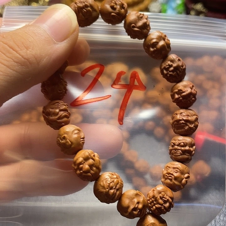 龙纹桃核雕刻瑕疵罗汉