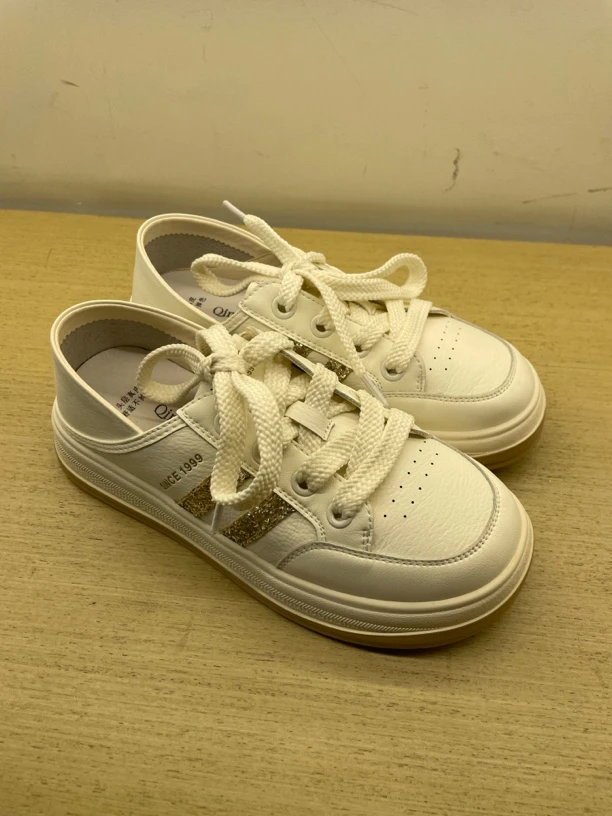 春季低帮情侣小白鞋日常休闲板鞋百搭女鞋职场休闲风