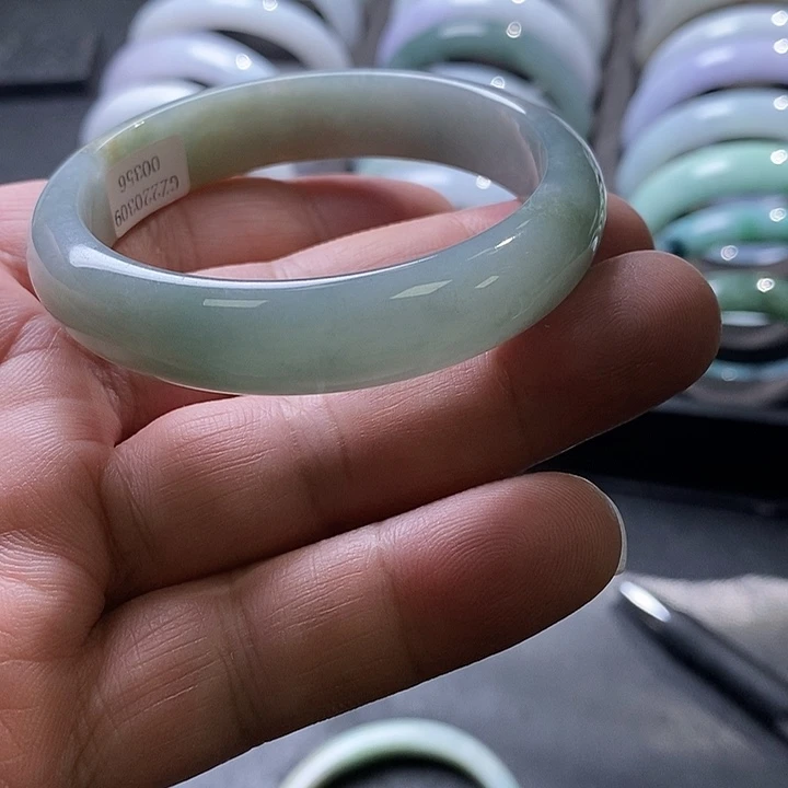 翡翠未镶嵌手镯1、正